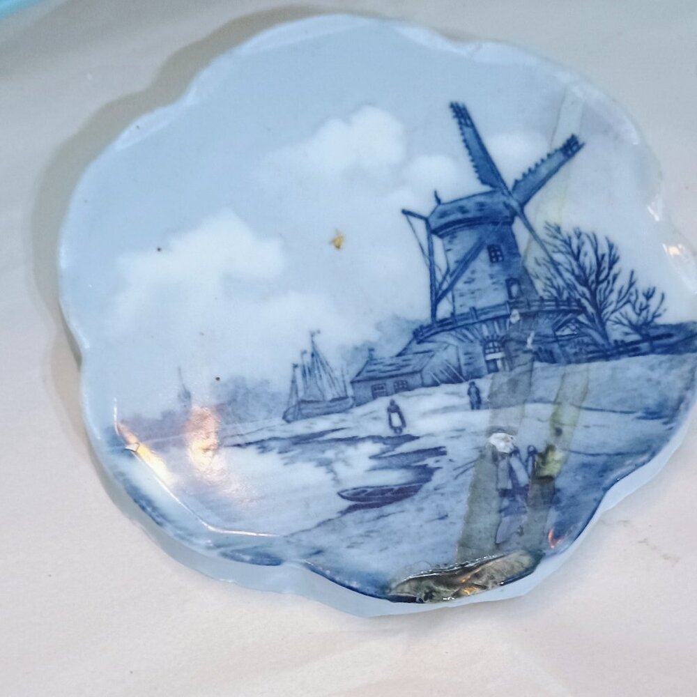 Delft Scalloped edging round trivet